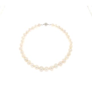 collana di perle bianche con chiusura in argento